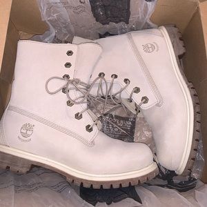 Brand new women’s timberland boots size 6.